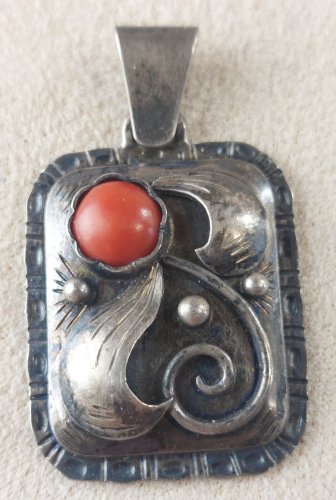Ancien pendentif, décor perle de corail, en argent