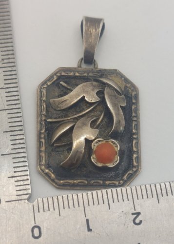 Ancien pendentif, décor perle de corail, en argent ^
