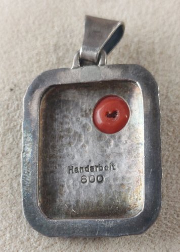 Ancien pendentif, décor perle de corail, en argent
