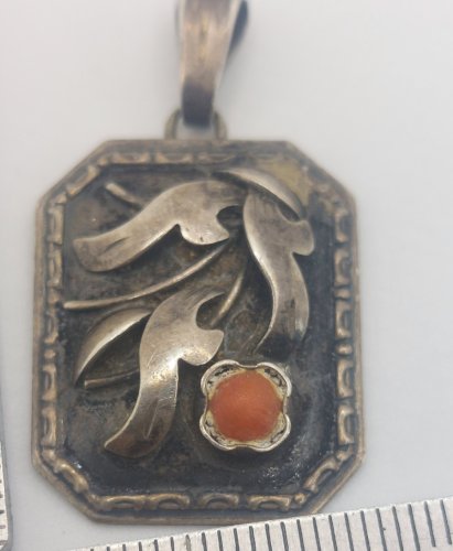 Ancien pendentif, décor perle de corail, en argent ^