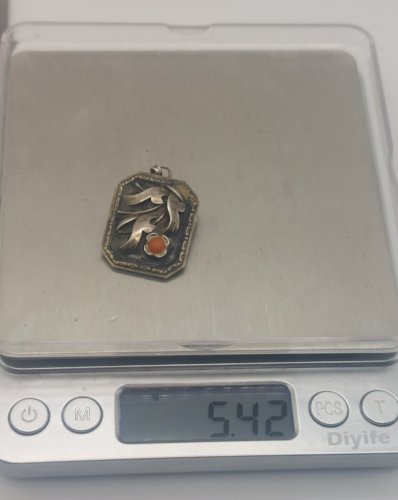 Ancien pendentif, décor perle de corail, en argent ^
