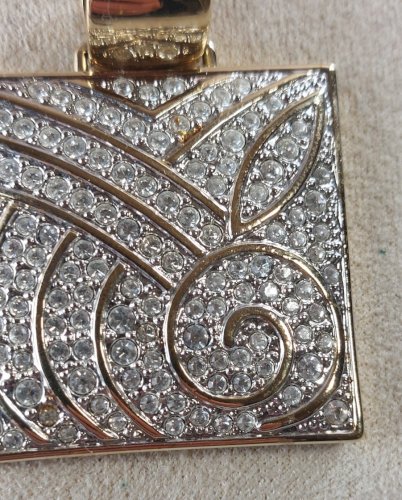 Ancien pendentif décor strass, en métal doré, Pierre Lang