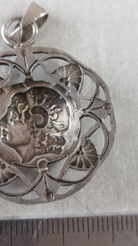 Ancien pendentif décor tête, en argent ^