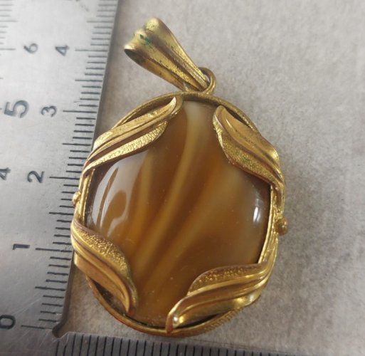 Ancien pendentif, double pierres dont onyx, en métal doré