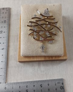 Ancien pendentif, en métal doré et strass, Pierre Lang