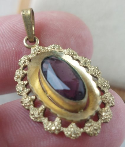 Ancien pendentif, en métal doré, pierre mauve, Amerikaner AD, vintage