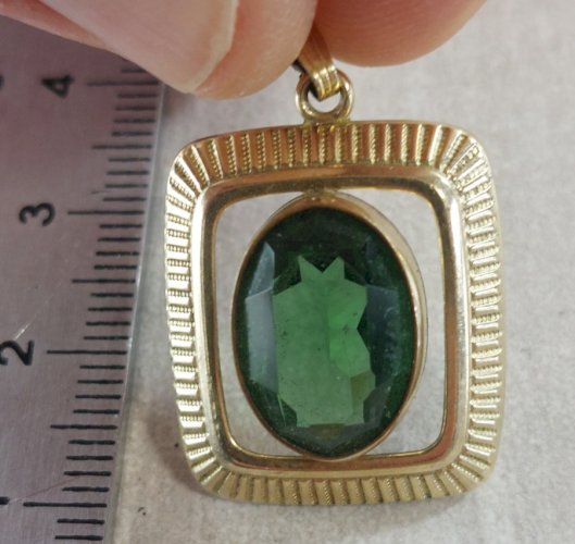 Ancien pendentif, en métal doré, pierre verte, Amerikaner K&L, vintage ^