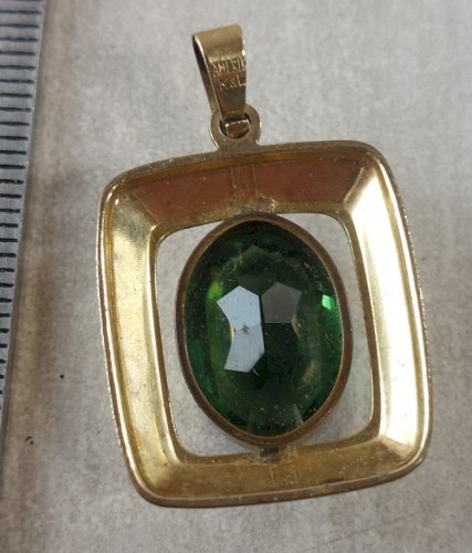 Ancien pendentif, en métal doré, pierre verte, Amerikaner K&L, vintage ^