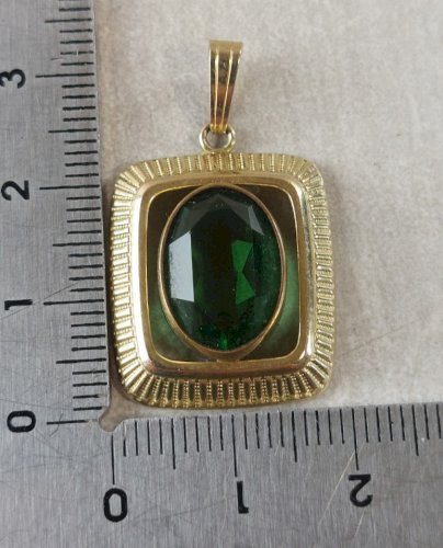 Ancien pendentif, en métal doré, pierre verte, Amerikaner K&L, vintage ^
