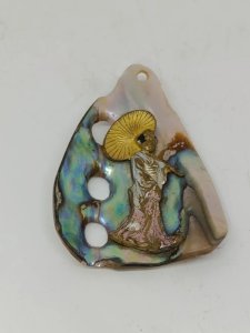 ancien pendentif en nacre et geisha à lombrelle en bon etat