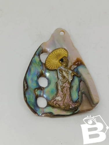ancien pendentif en nacre et geisha à lombrelle en bon etat