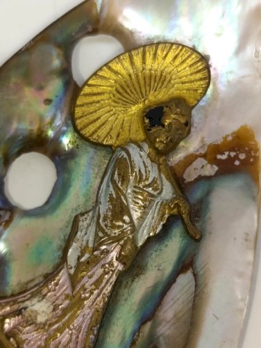 ancien pendentif en nacre et geisha à lombrelle en bon etat