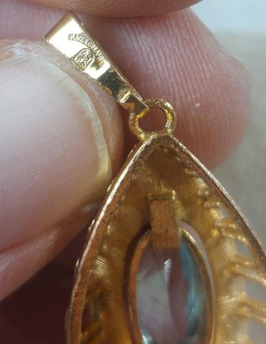 Ancien pendentif, en plaqué or et pierre bleue, art déco ^