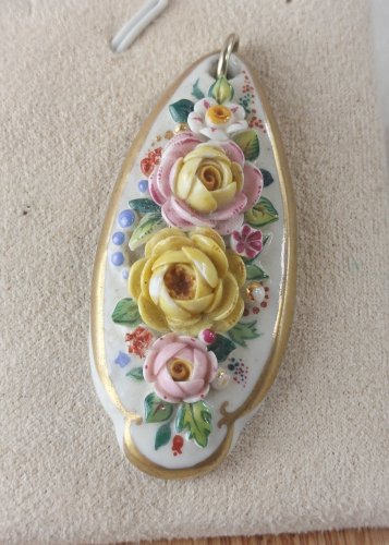 Ancien pendentif, en porcelaine, décor fleurs en relief, Meissen