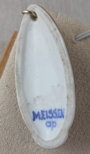 Ancien pendentif, en porcelaine, décor fleurs en relief, Meissen