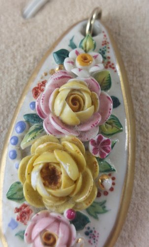 Ancien pendentif, en porcelaine, décor fleurs en relief, Meissen