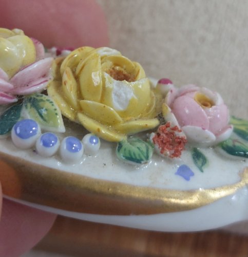 Ancien pendentif, en porcelaine, décor fleurs en relief, Meissen