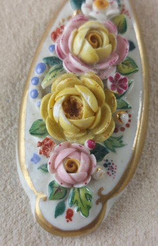 Ancien pendentif, en porcelaine, décor fleurs en relief, Meissen