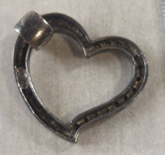 Ancien pendentif forme coeur, avec strass, en argent massif
