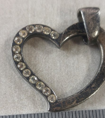 Ancien pendentif forme coeur, avec strass, en argent massif