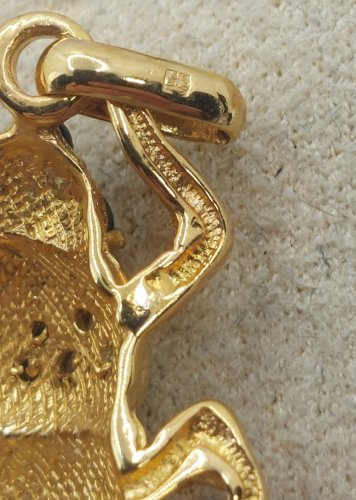 Ancien pendentif, forme scarabée, en plaqué or
