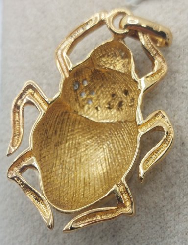 Ancien pendentif, forme scarabée, en plaqué or