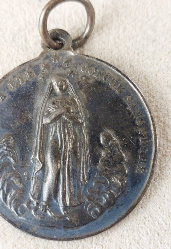 Ancien pendentif Marie conçue sans péché / Cor Meum Jungatur Vobis, en argent