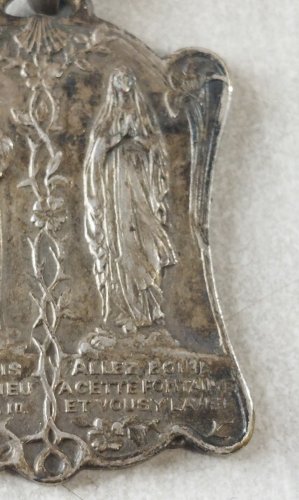 Ancien pendentif / médaille coeur sacré de Jésus, en métal argenté