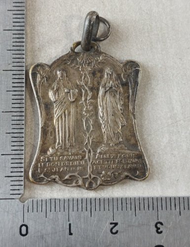 Ancien pendentif / médaille coeur sacré de Jésus, en métal argenté