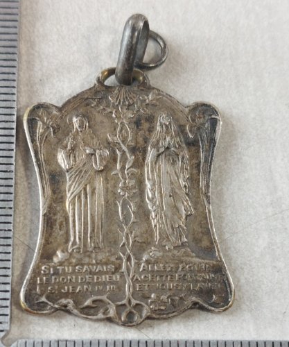 Ancien pendentif / médaille coeur sacré de Jésus, en métal argenté