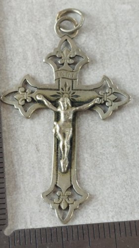 Ancien pendentif / médaille, croix religieuse / crucifix, Inri, en métal argenté