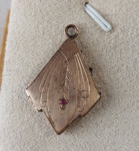 Ancien pendentif / médaillon, porte photo, décor art nouveau, en métal doré