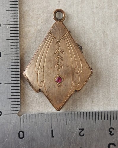 Ancien pendentif / médaillon, porte photo, décor art nouveau, en métal doré