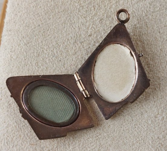 Ancien pendentif / médaillon, porte photo, décor art nouveau, en métal doré