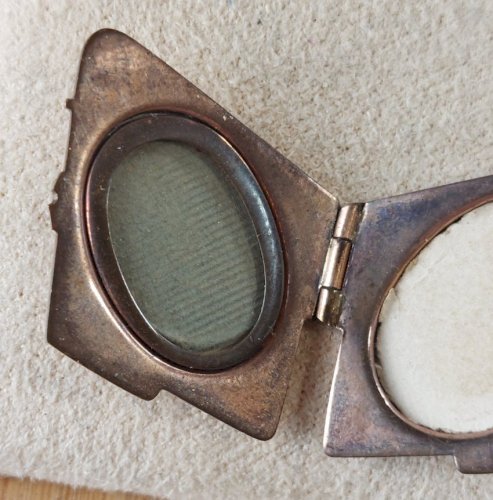 Ancien pendentif / médaillon, porte photo, décor art nouveau, en métal doré