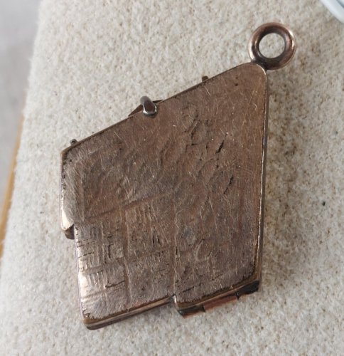 Ancien pendentif / médaillon, porte photo, décor art nouveau, en métal doré