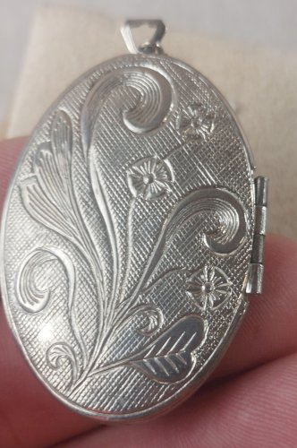 Ancien pendentif / médaillon, porte photo, décor fleurs, en métal argenté