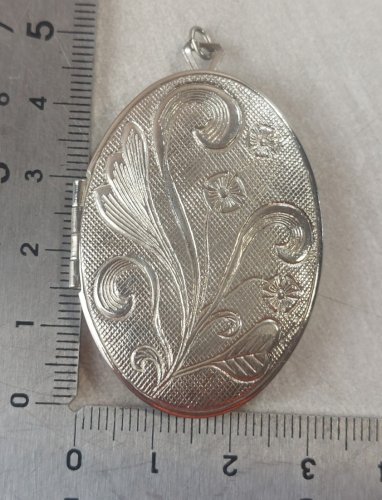Ancien pendentif / médaillon, porte photo, décor fleurs, en métal argenté