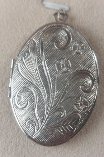 Ancien pendentif / médaillon, porte photo, décor fleurs, en métal argenté