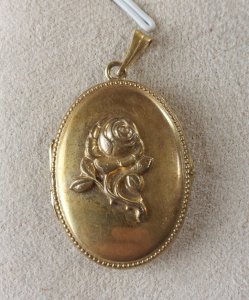Ancien pendentif / médaillon, porte photo, décor fleurs, en métal doré