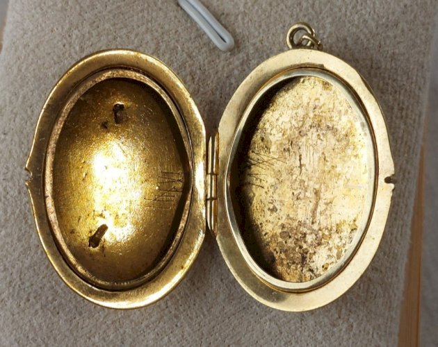 Ancien pendentif / médaillon, porte photo, décor fleurs, en métal doré