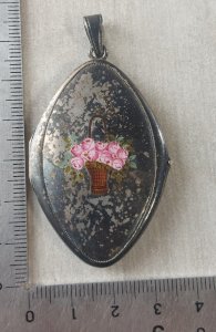 Vintage photo locket pendant, rose decor, in Alpacca.