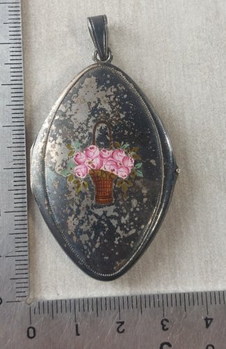 Ancien pendentif / médaillon porte photo, décor roses, en Alpacca