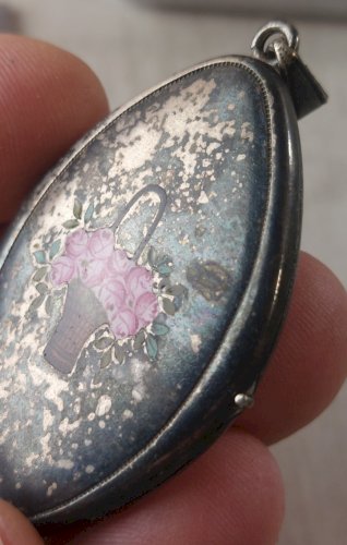 Ancien pendentif / médaillon porte photo, décor roses, en Alpacca