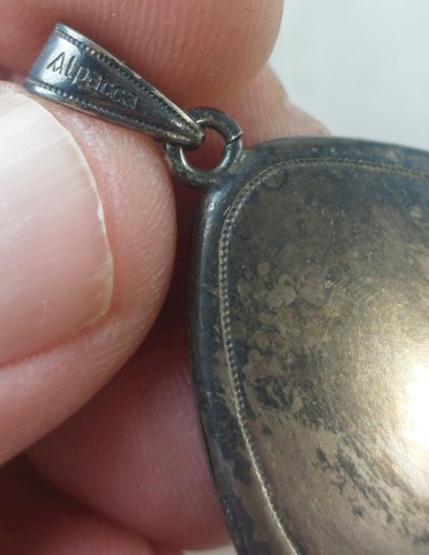 Ancien pendentif / médaillon porte photo, décor roses, en Alpacca