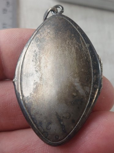 Ancien pendentif / médaillon porte photo, décor roses, en Alpacca