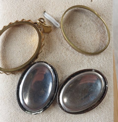 Ancien pendentif / médaillon, porte photo, double face, en métal doré ^