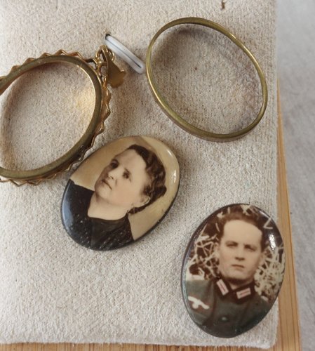 Ancien pendentif / médaillon, porte photo, double face, en métal doré ^