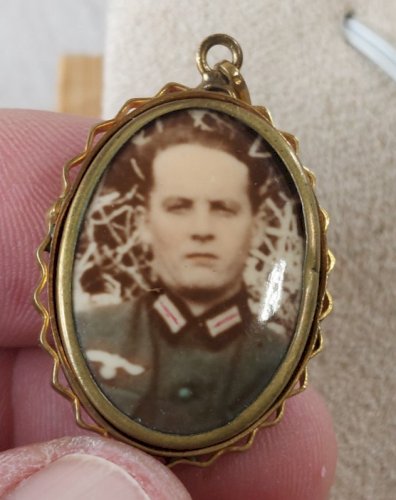 Ancien pendentif / médaillon, porte photo, double face, en métal doré ^