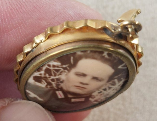 Ancien pendentif / médaillon, porte photo, double face, en métal doré ^